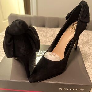 Suede Pumps with Bow